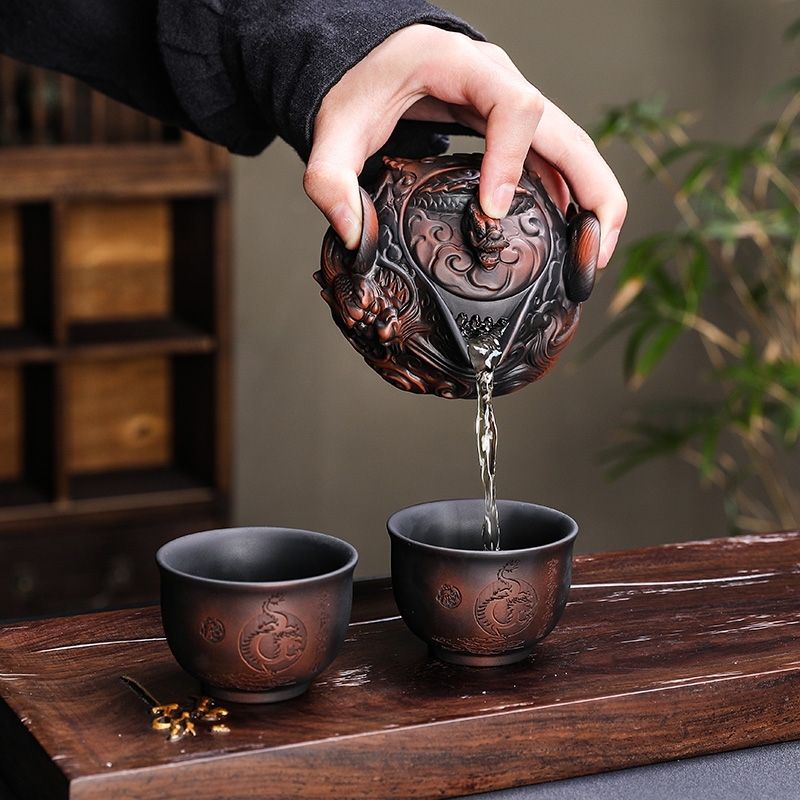 Korean Tea Set - 中国の紫色の陶器で作られた、手彫りの龍の模様が施された、持ち手付きの茶器セット。旅行用の茶器セットで、急須1つと茶碗2つが含まれ、カンフー茶道に適しています。